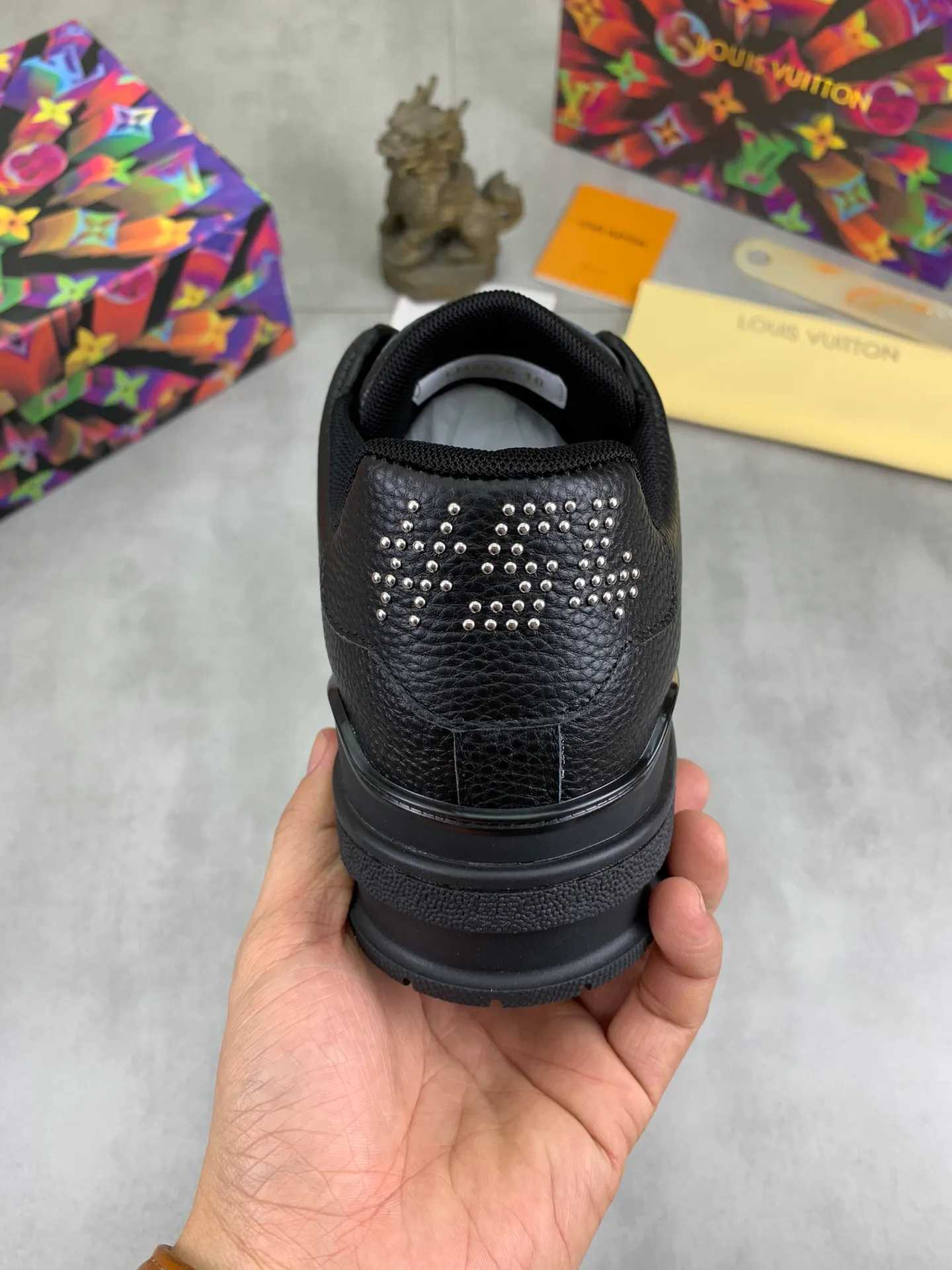 Men's shoes 💰P600 New style 💰💎💎Latest color High version 2025Louis*Vuitto* LV Traine Catwalk TRAINER outsole and fabric private model A shoe that definitely costs a lot of money and effort. This series was designed after the arrival of Vifgil. It is favored by many fans every season. Original TPU outsole Original packaging Men's size: 38-45 (46 can be customized) Color: black and white optional (available from stock, super fast delivery)